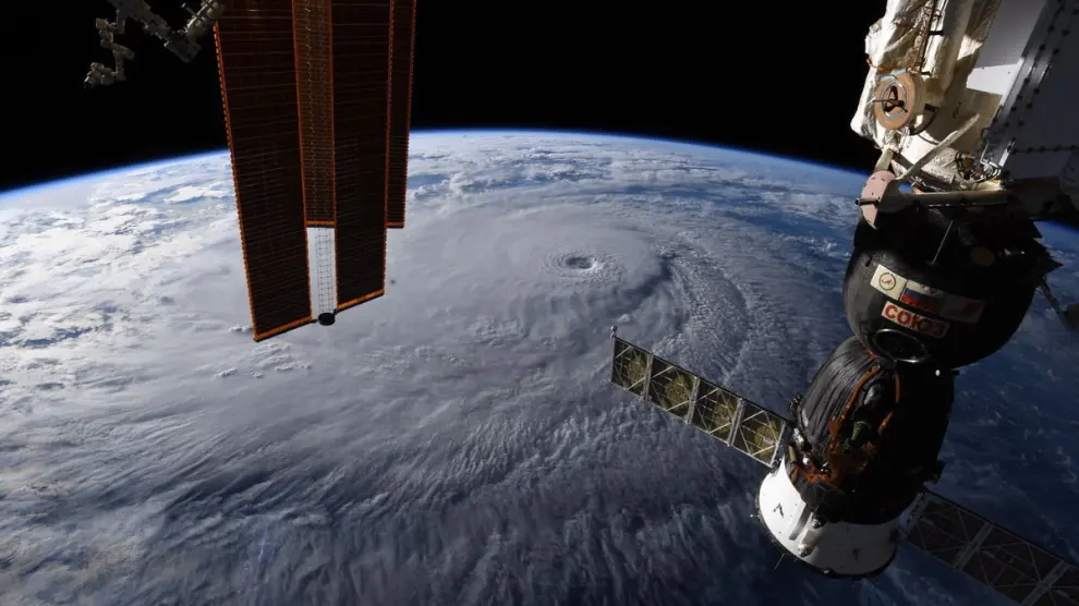 Fotografía tomada desde la Estación Espacial Internacional donde aparece el huracán Lane sobre el océano Pacífico, cerca de Hawai