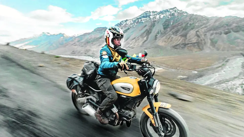 La aventurera madrileña cabalga sobre su Ducati Scrambler en una pista en Asia.