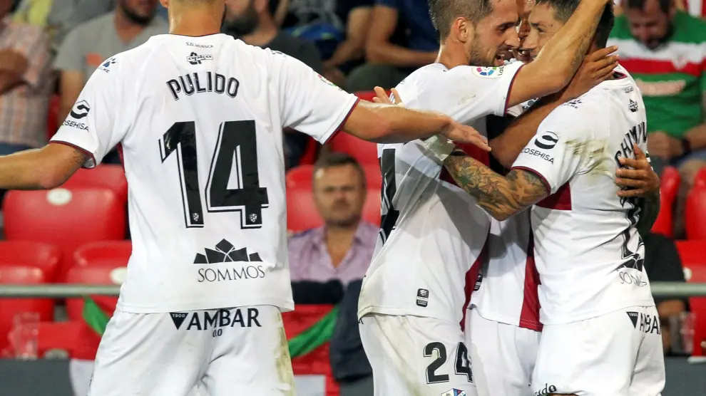 Varios futbolistas de la SD Huesca felicitan a Chimy por su golazo.