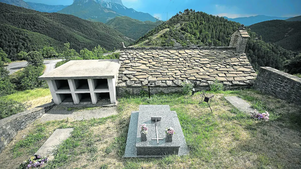 El pequeño cementerio de Cortalaviña sobre el barranco del mismo nombre, en la subida a Tella.