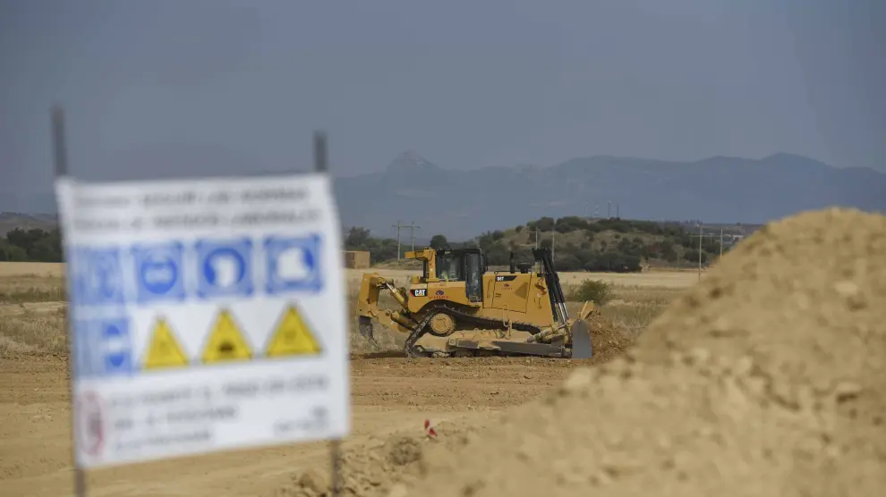 Las máquinas trabajan e el movimiento de tierras del tramo de la A-22 entre Huesca y Siétamo