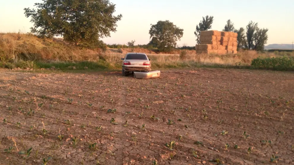 El conductor del vehículo se metió en un campo de cultivo y abandono el coche.