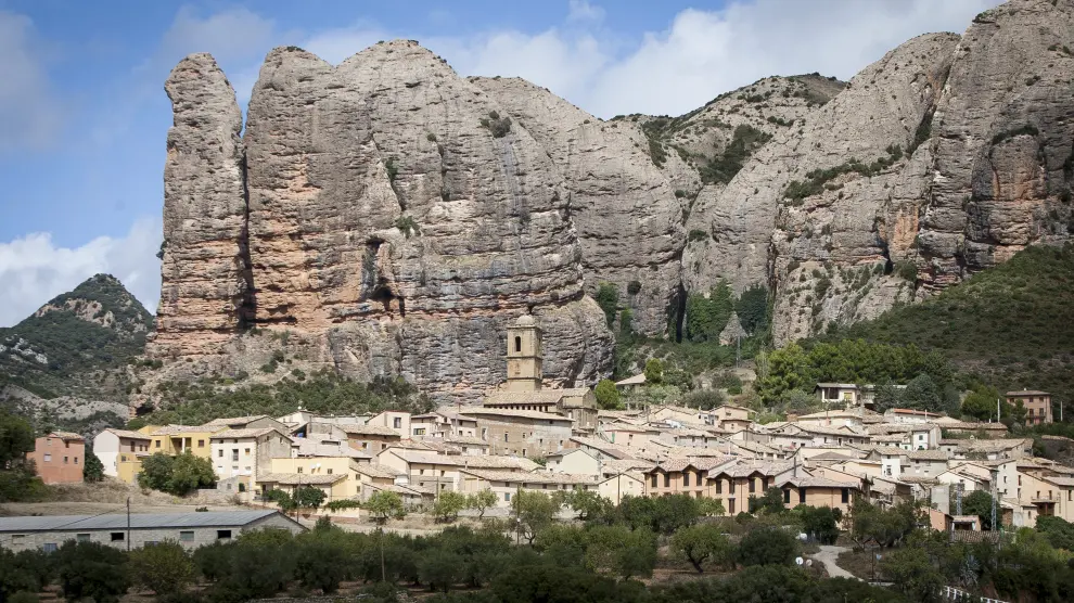 Agüero, con sus mallos, una de las localidades más emblemáticas de la la Hoya de Huesca