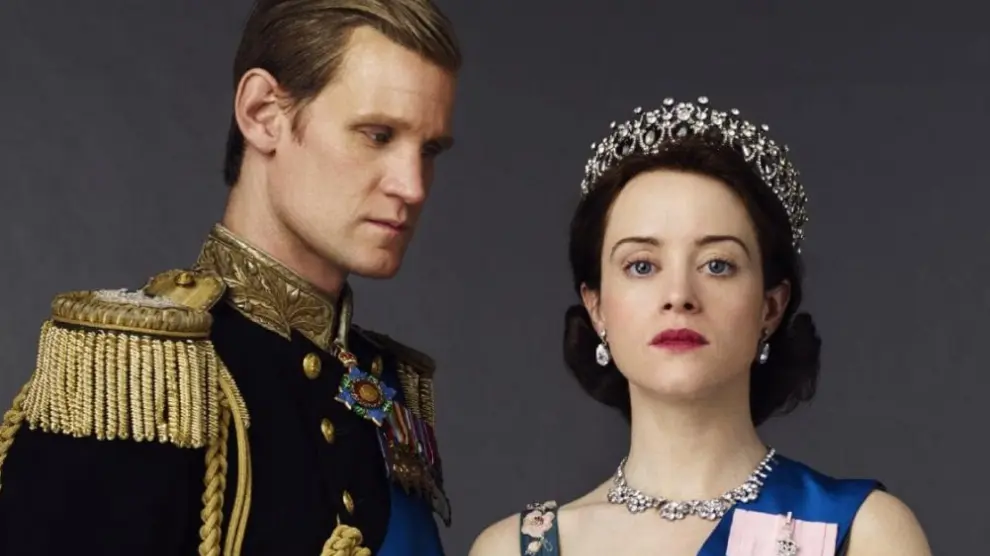A la izquierda, Matt Smith, esposo de la reina Isabel II del Reino Unido, en las dos primeras temporadas de 'The Crown'.