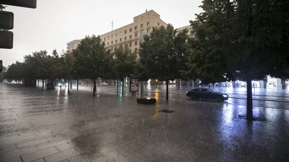La tormenta obligó a interrumpir el servicio de tranvía en Zaragoza.