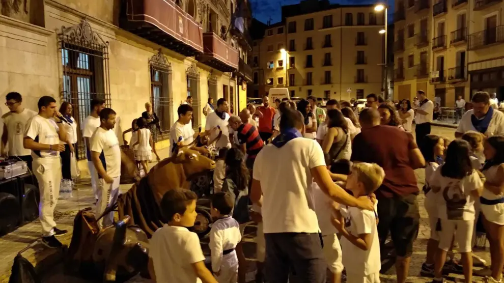 Los encierros infantiles consiguen llenar cada noche la plaza de España.
