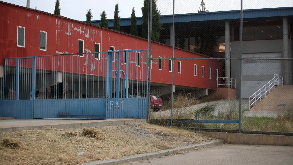 Ortiz Perea saltó esta valla azul (PA-1) para huir de la cárcel de Zuera.