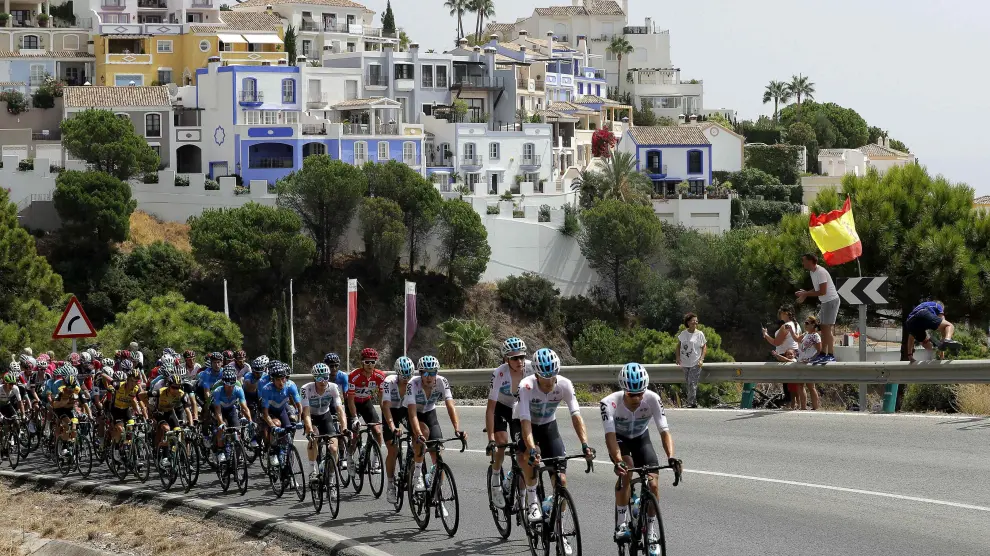 El pelotón, durante la tercera etapa de la Vuelta, entre Mijas y Alhaurín de la Torre (Málaga)