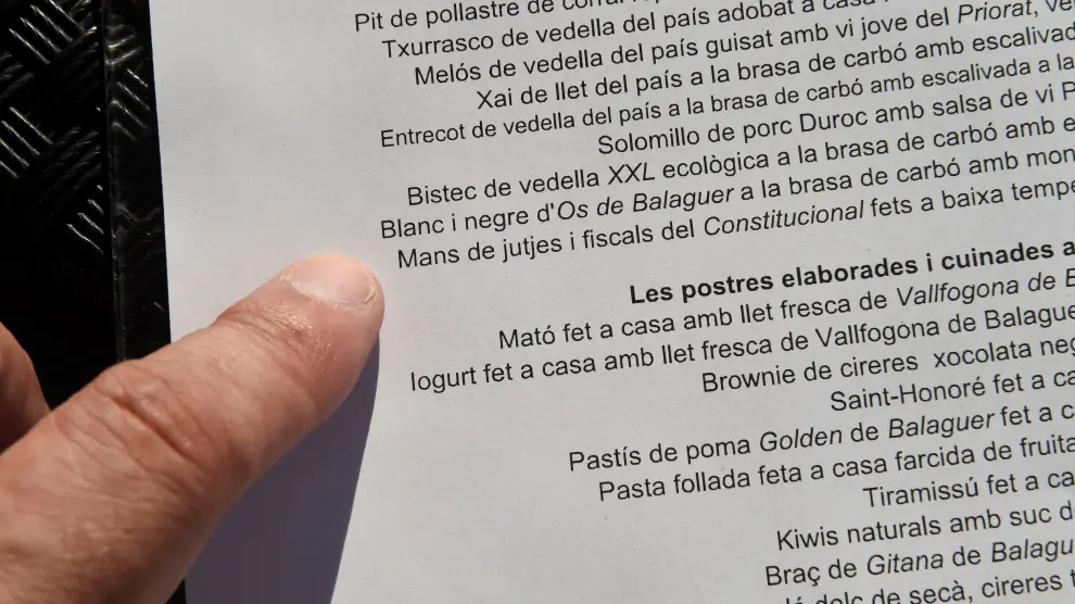 La carta de un restaurante de Balaguer ofrece 'Manos de jueces y fiscales del Constitucional'.