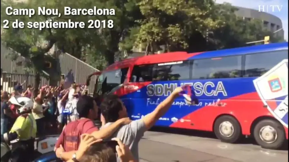 La afición de la SD Huesca se vuelca con su equipo a su llegada al Camp Nou
