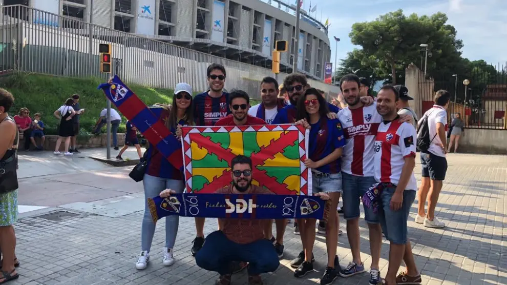 Aficionados del Huesca arropan al equipo en el Camp Nou