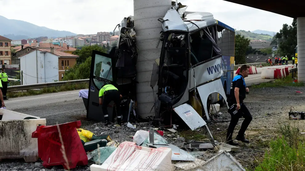 Brutal choque de un autobús en Avilés