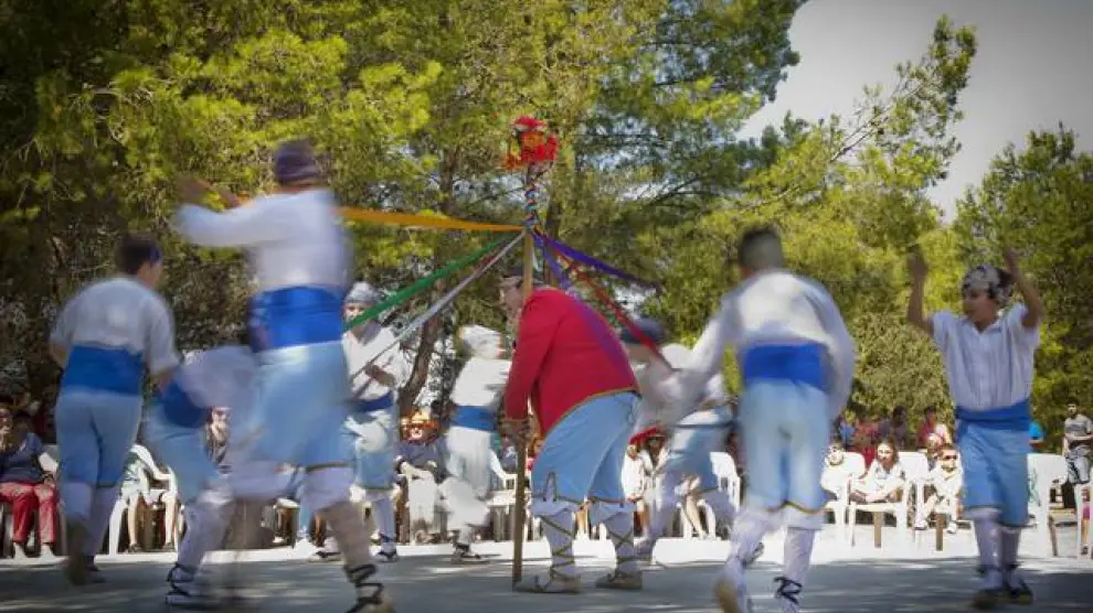 El dance de Cabañas representa la lucha del bien contra el mal con palos y cintas de colores.