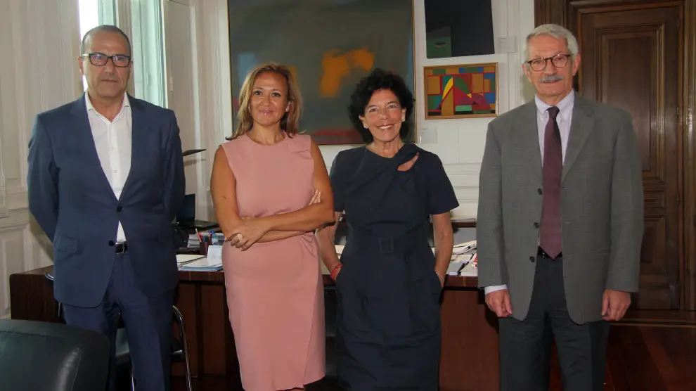 De izquierda a derecha, Felipe Fací, Secretario General Técnico de la Consejería de Educación de Aragón, la consejera Mayte Pérez, la Ministra Isabel Celaá y el secretario de estado de Educación, Alejandro Tiana.