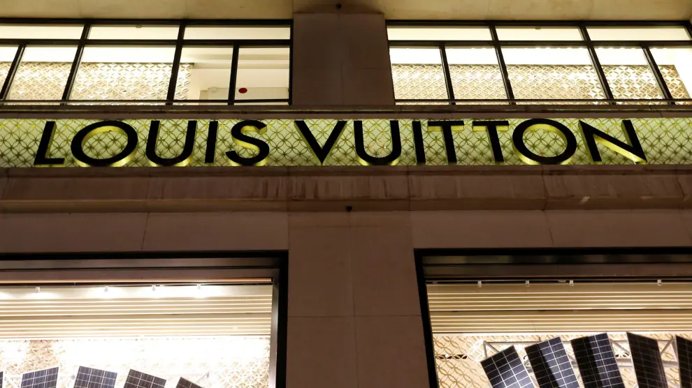 Letrero de una tienda de Loius Vuitton.