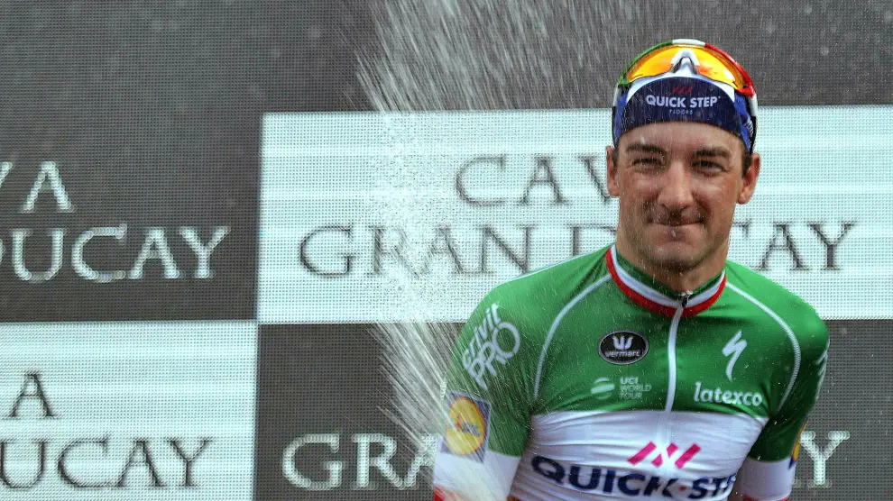 Elia Viviani en el podio tras imponerse en la décima etapa de la Vuelta a España.