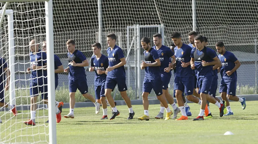 Los jugadores del Real Zaragoza, en el entrenamiento de este martes en la Ciudad Deportiva.