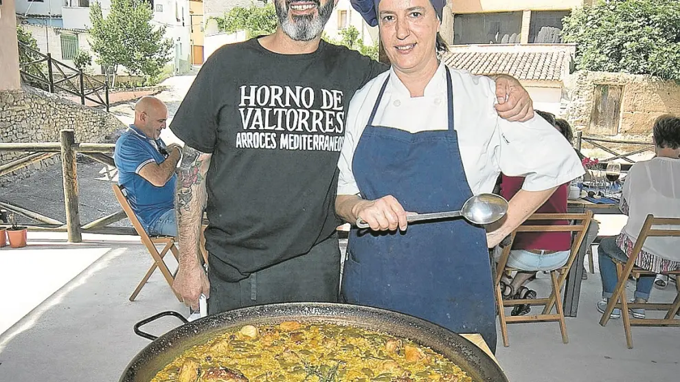 Ana Cortés, experta en arroces, junto a su aprendiz, el zaragozano Pedro Morillas.