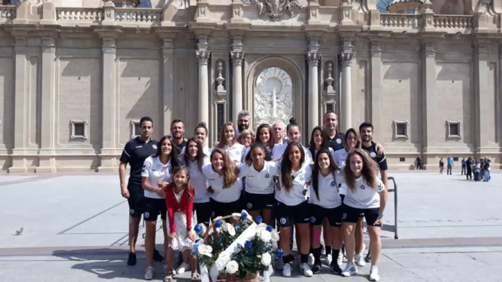 El Zaragoza CFF este martes en la Basílica del Pilar para realizar la habitual Ofrenda de flores a la Virgen.