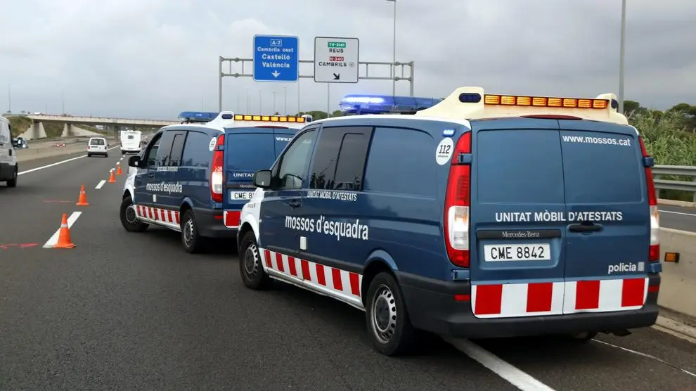 Dos unidades móviles de Mossos en la autovía A-7, en el término de Vila-seca, donde se ha producido un accidente mortal.