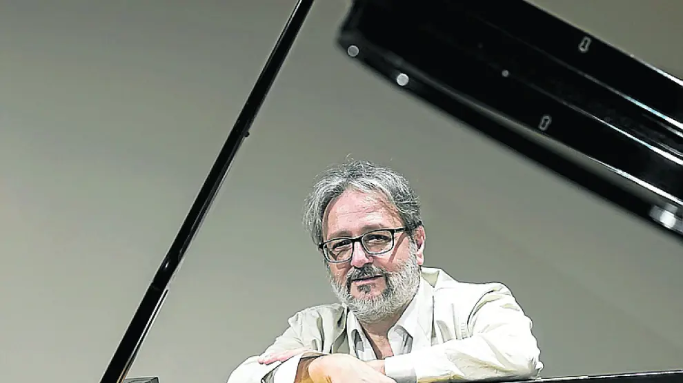 Rubén Lorenzo, junto al piano en el que ensaya.
