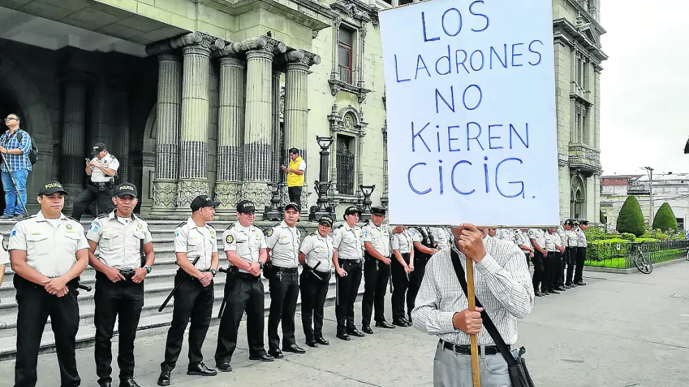 Un manifestante protesta contra las trabas del Gobierno guatemalteco a la Cicig.