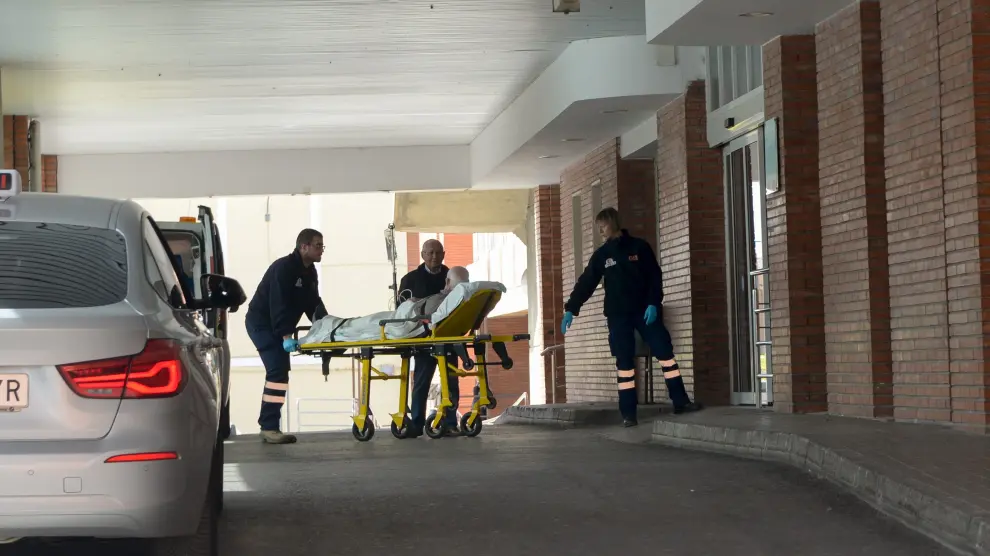 Una ambulancia llega a Urgencias del Obispo Polanco con un paciente.