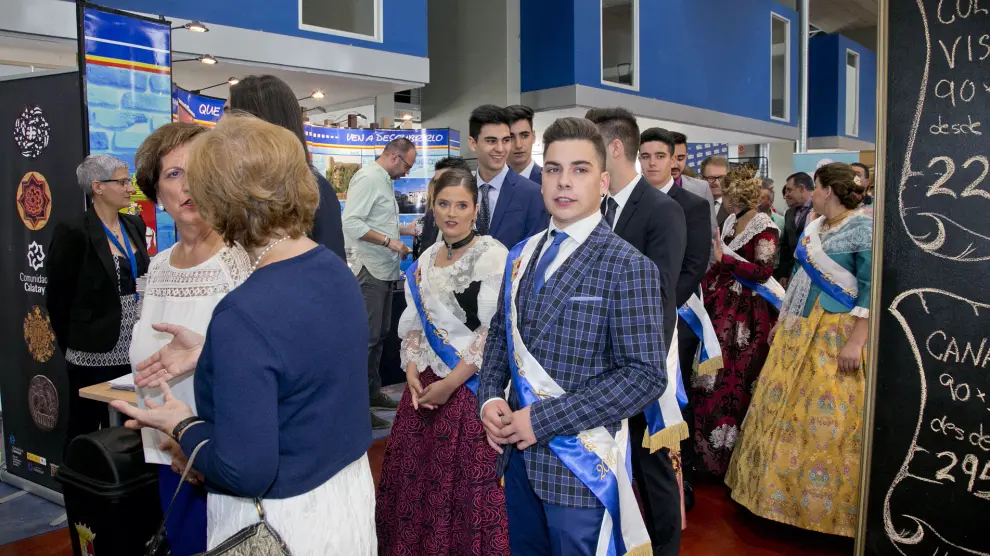 Los jóvenes de la localidad acudieron ataviados con trajes regionales a la inauguración.