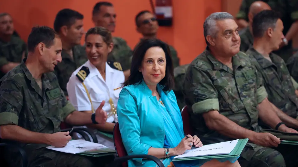 La ministra de Defensa, Margarita Robles, durante su visita a la Base San Jorge.