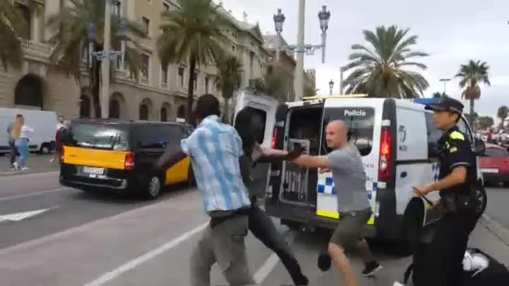 Nueva pelea durante una redada entre la Guardia Urbana y los manteros en Barcelona