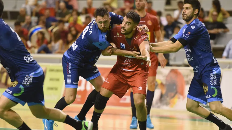 Gonzalo Carró pelea por la posición con un jugador del Cangas durante el partido de este viernes en el Palacio de los Deportes.