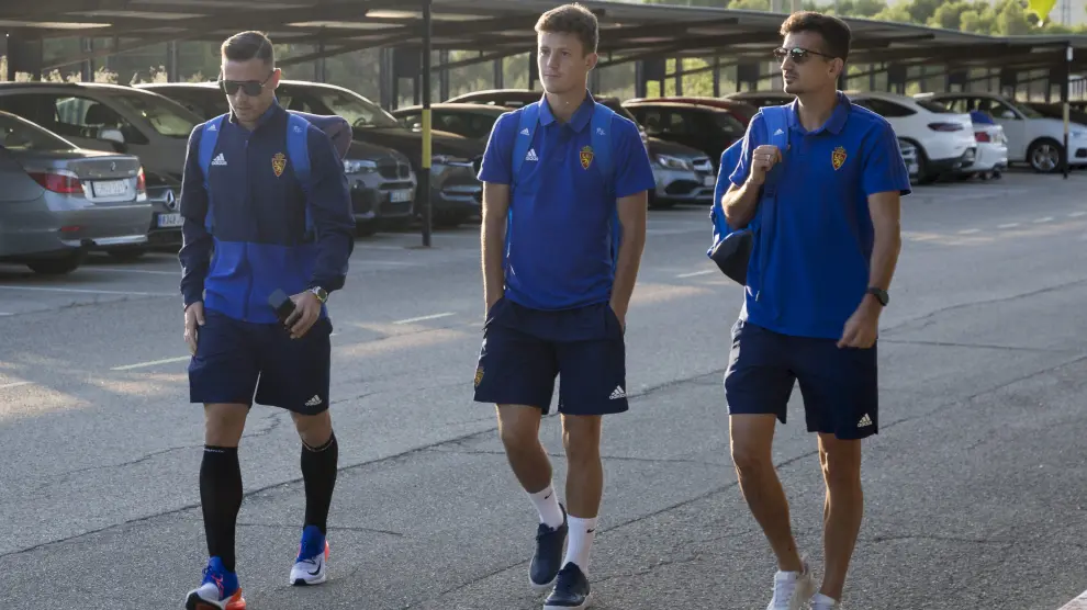 Álvaro Vázquez, Marc Gual y Álex Muñoz en la Ciudad Deportiva antes de partir hacia Oviedo.
