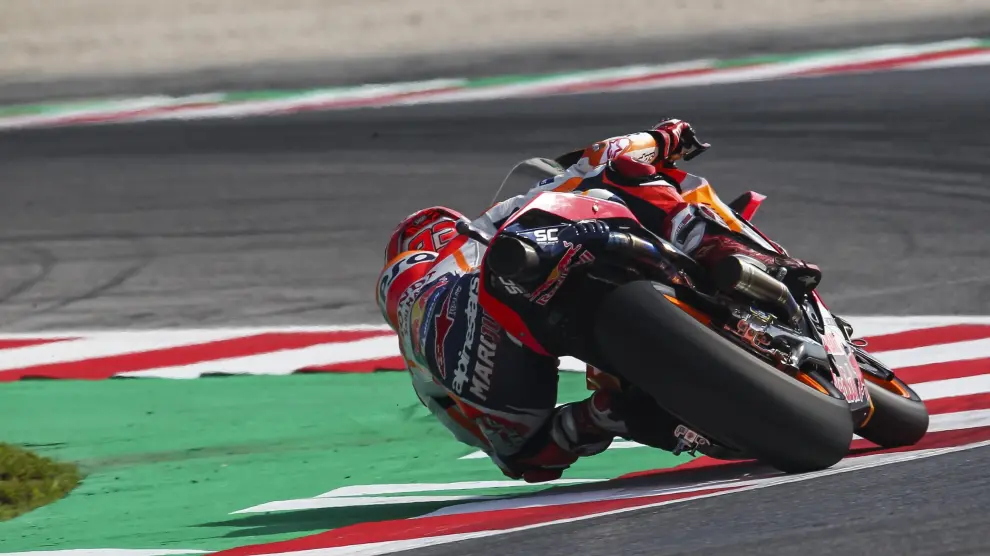 El español de la escudería Repsol Honda de MotoGP, Marc Márquez, pilota su moto durante los entrenamientos libres del Gran Premio de San Marino, disputado en el circuito de Misano, en Misano Adriático, Italia, el 7 de septiembre del 2018.