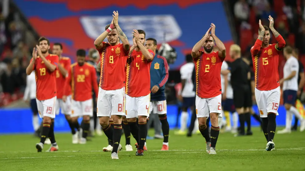 Los jugadores de la selección española tras la victoria ante Inglaterra.