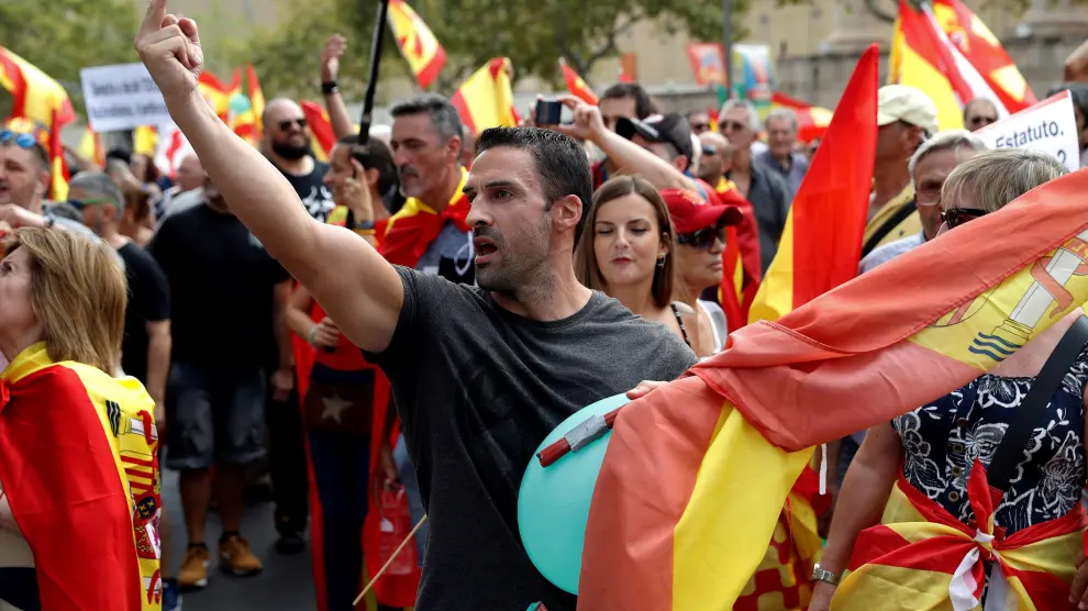 Decenas de personas con banderas de España durante la manifestación convocada por el empresario José Manuel Opazo en Barcelona, que apoya también Vox, en "defensa de la unidad de España" y "contra los pactos de Pedro Sánchez con los partidos separatistas".