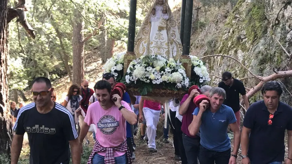Los vecinos llevan a los hombros a la Virgen del Tremedal hasta el cerro de la ermita.