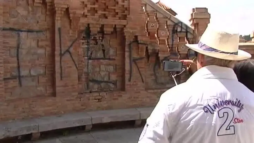 Indignación en Teruel tras una pintada en un emblemático monumento.