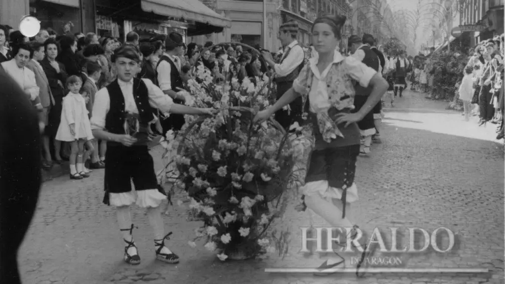 Ofrenda a la Virgen del Pilar en Zaragoza en 1958. La primera ofrenda de Flores de la historia.