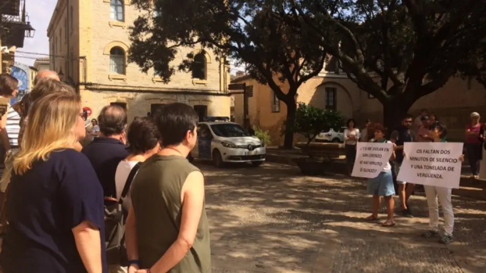 Pancartas desplegadas delante de los concejales que se concentraron a las puertas del ayuntamiento de Huesca