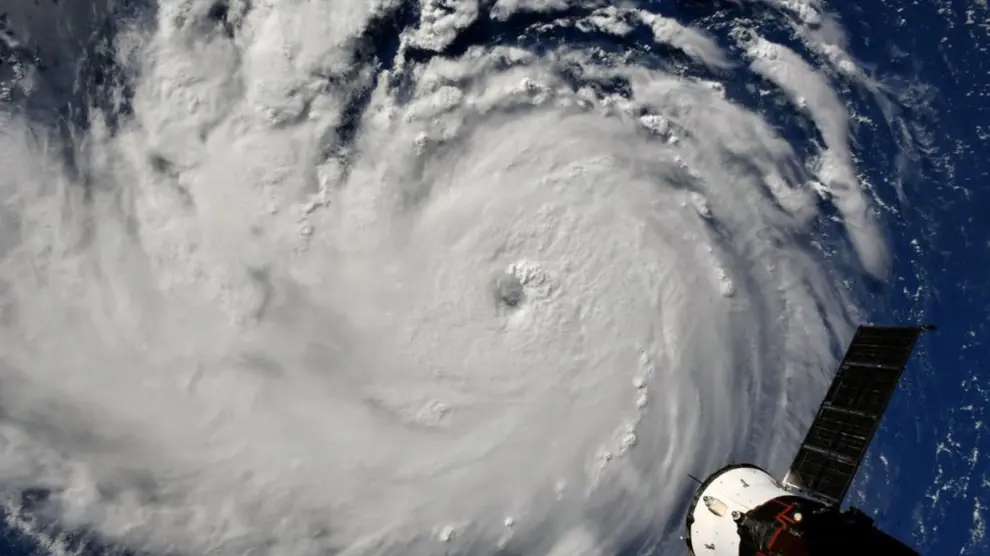 Imagen cedida por la NASA que muestra al huracán Florence acercándose a la costa sureste de EE.UU.