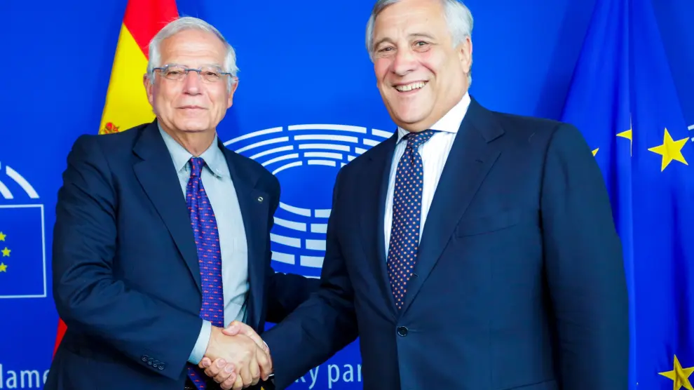 El ministro español de Asuntos Exteriores, Josep Borrell, junto al presidente de la Eurocámara, Antonio Tajani.