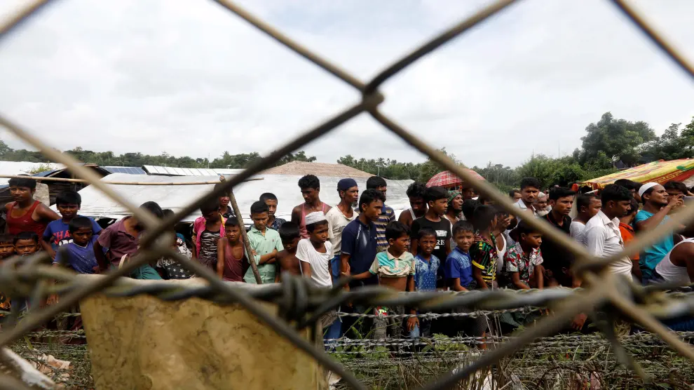 Refugiados rohingyas cerca de la valla fronteriza entre Bangladesh y Birmania.