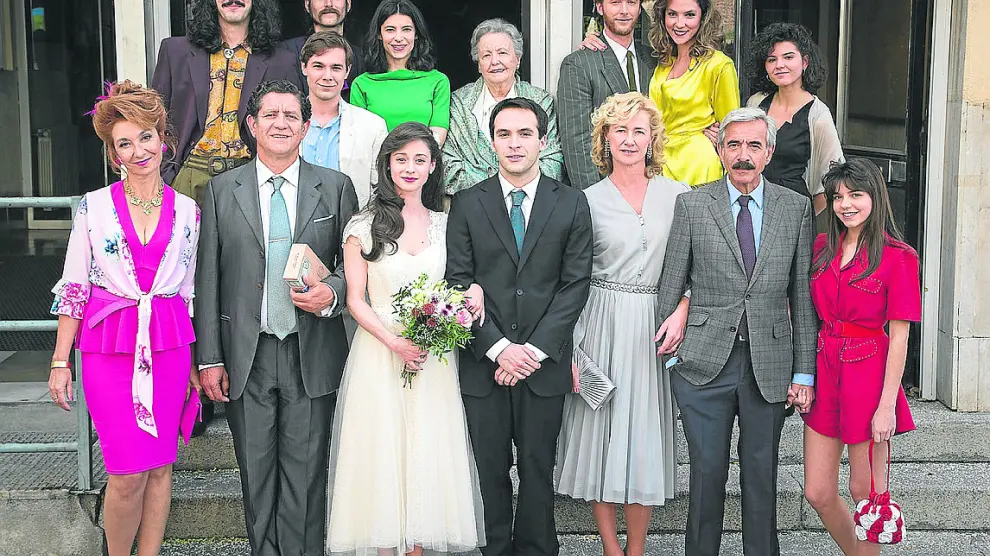 La nueva temporada de 'Cuéntame' incluye la esperada boda de Carlos y Karina.