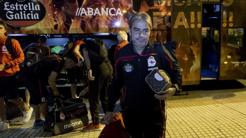 Natxo González, con gesto torcido a su llegada a Zaragoza al frente del Deportivo de La Coruña, en la puerta del hotel, este martes por la noche.