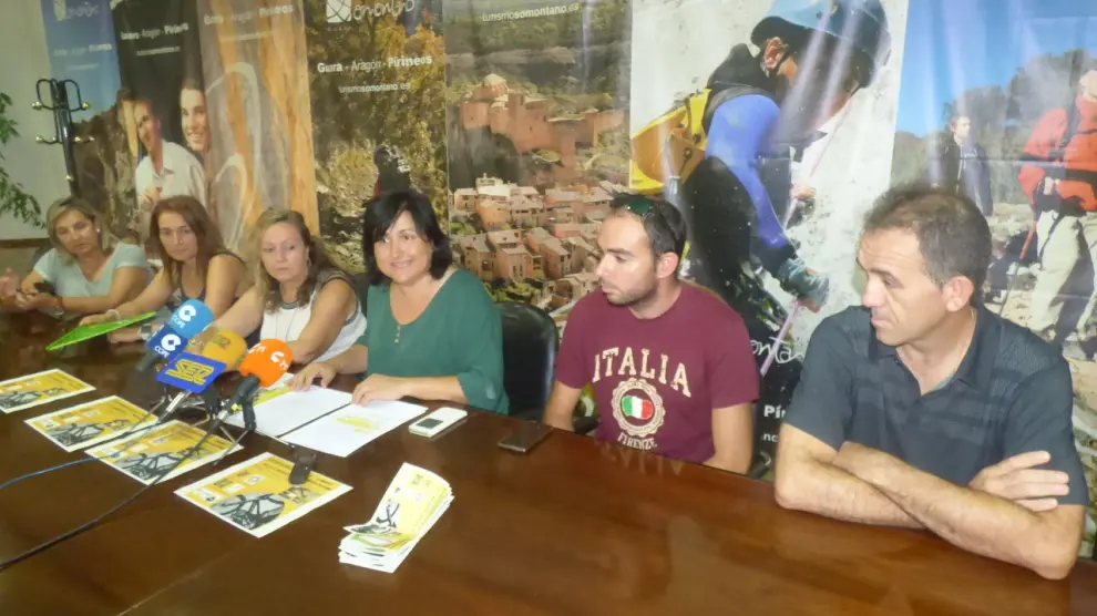 Representantes de Down Huesca, del Ayuntamiento y organizadores de la prueba durante la rueda de prensa de la prueba.