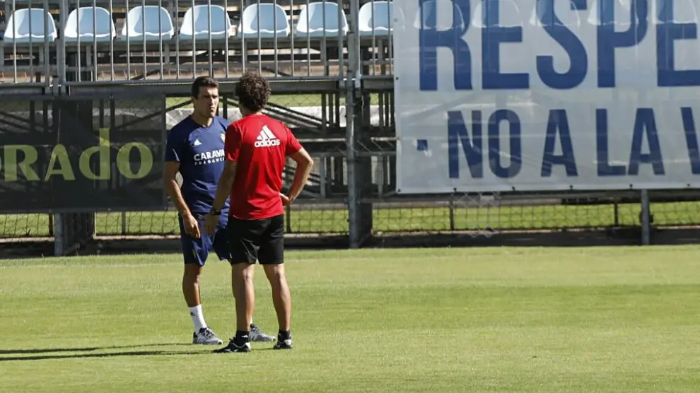 Zapater e Idiakez, charlando a solas este jueves al inicio del entrenamiento matinal en la Ciudad Deportiva.