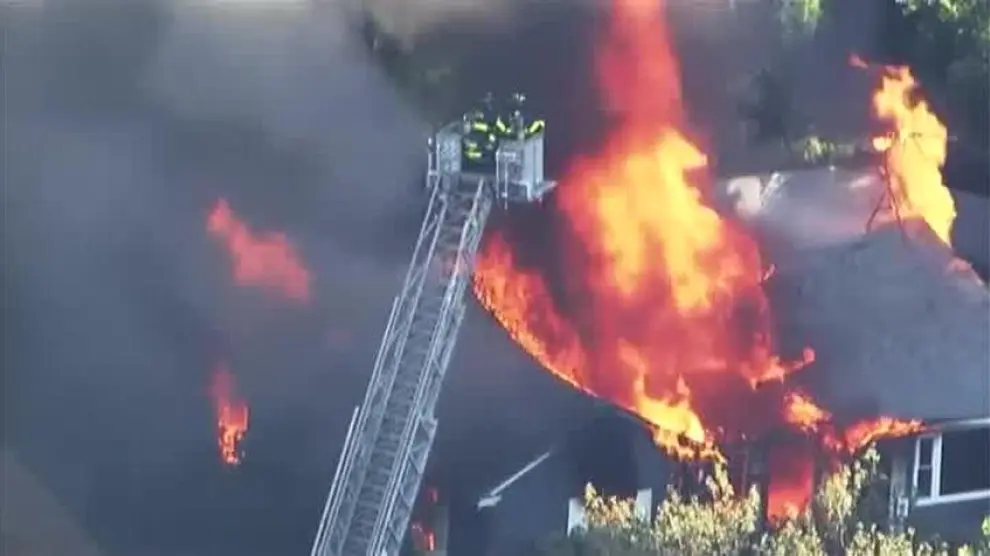 Varias explosiones incendian decenas de viviendas en Massachusetts