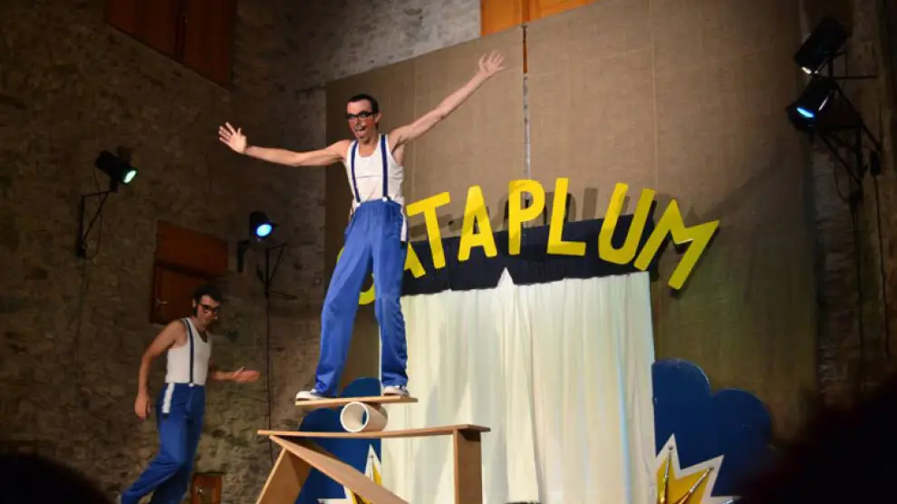 El circo La Raspa, con su espectáculo 'Cataplum', en La Casa de los Títeres de Abizanda (Huesca).