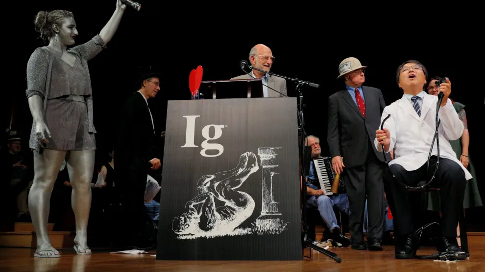 El ganador absoluto fue Akira Horiuchi, de Japón, por un informe médico sobre su autocolonoscopia en posición sentada. En la imagen, a la derecha en la ceremonia de entrega de los Ig Nobel celebrada en Boston.
