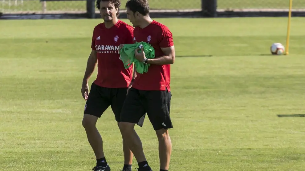 Idiakez, junto con el preparador físico Néstor Orozco, en el ensayo del equipo en la Ciudad Deportiva.